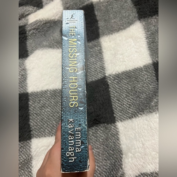 The Missing Hours by Emma Kavanagh - Paperback Book - Picture 4 of 4